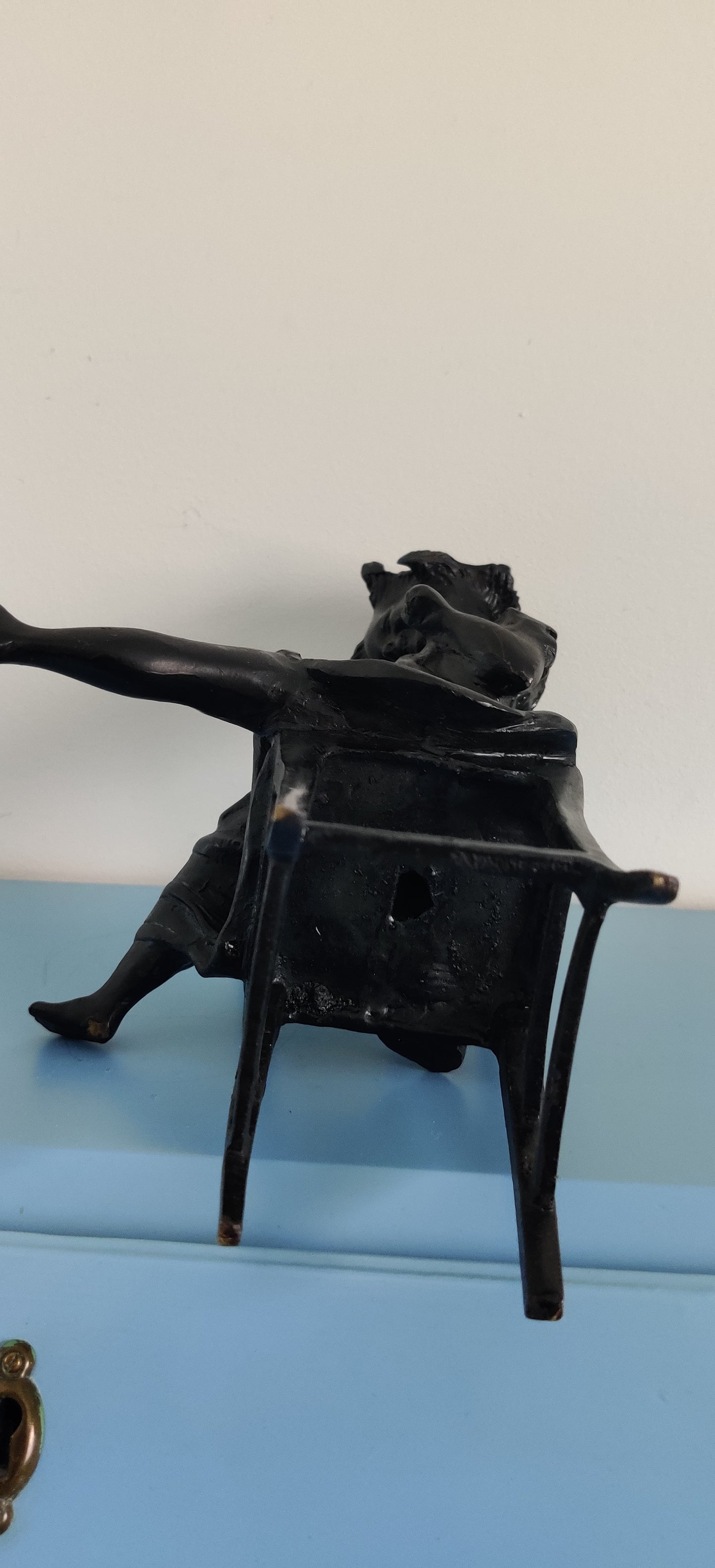 Tyttö ja Kissa Tuolilla Patsas (Sign. Metallia)