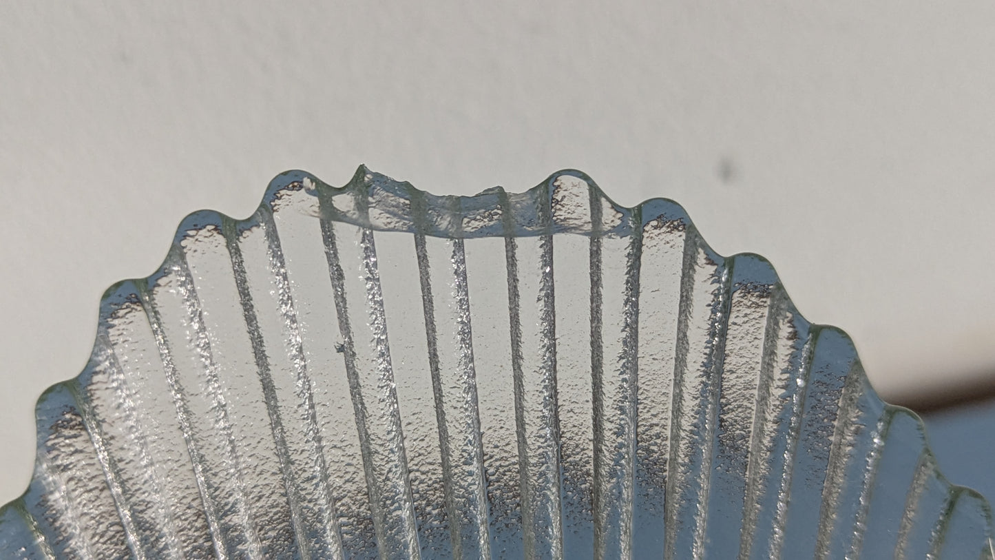 Taidelasisepät Oy - Lehtikuvioin Koristeltu Malja (Valmistajan Tarralla)