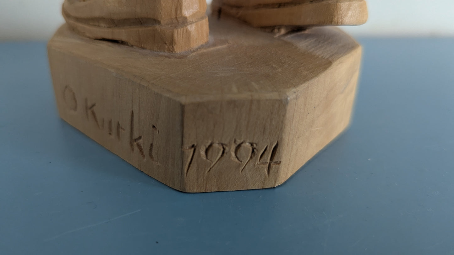 O. Kurki - Halonkantaja Puuveistos (Signeerattu, 1994)