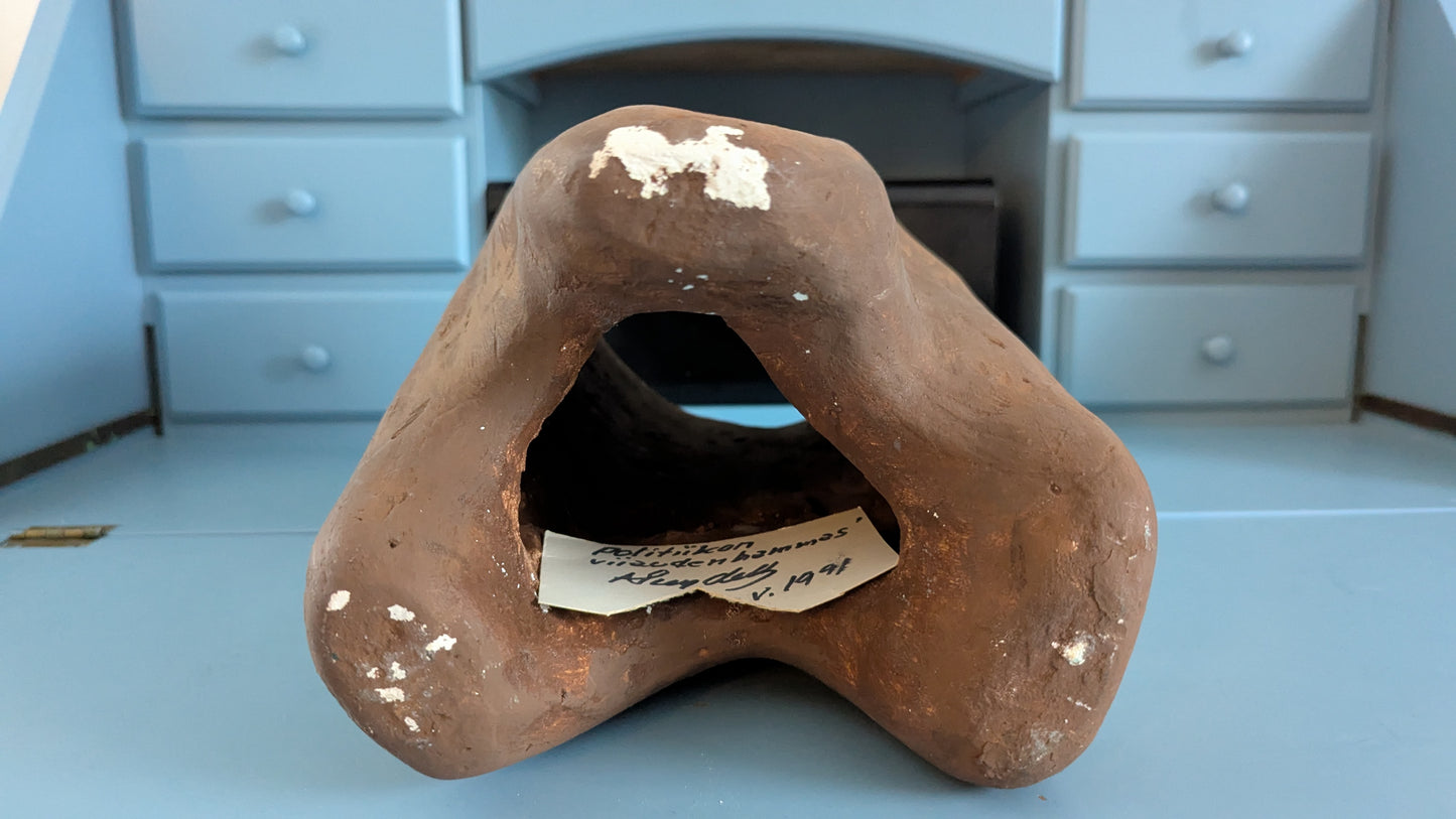 Kalevi Sundell - Politiikon Viisaudenhammas (Signeerattu Kipsiveistos 1991)