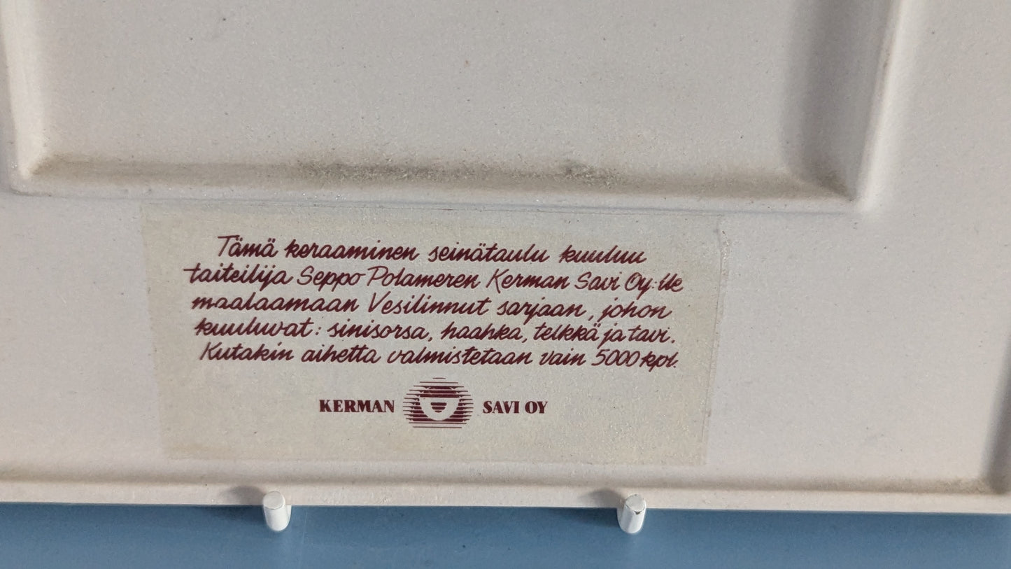 Kermansavi - Vesilinnut Sinisorsa Seinälaatta (1997-1999, Seppo Polameri)