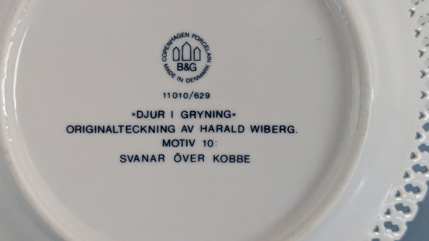 Bing & Grondahl Eläimiä Aamunkoitteessa - Joutsenia Luodon Yllä Seinälautanen