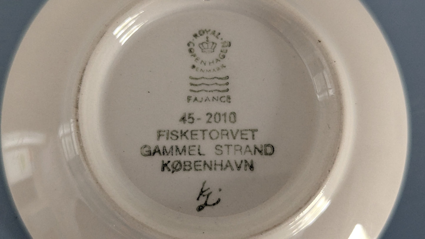 Royal Copenhagen Gammel Strandin Kalatori - 2010 Sarjan Seinälautanen (Nro. 45)