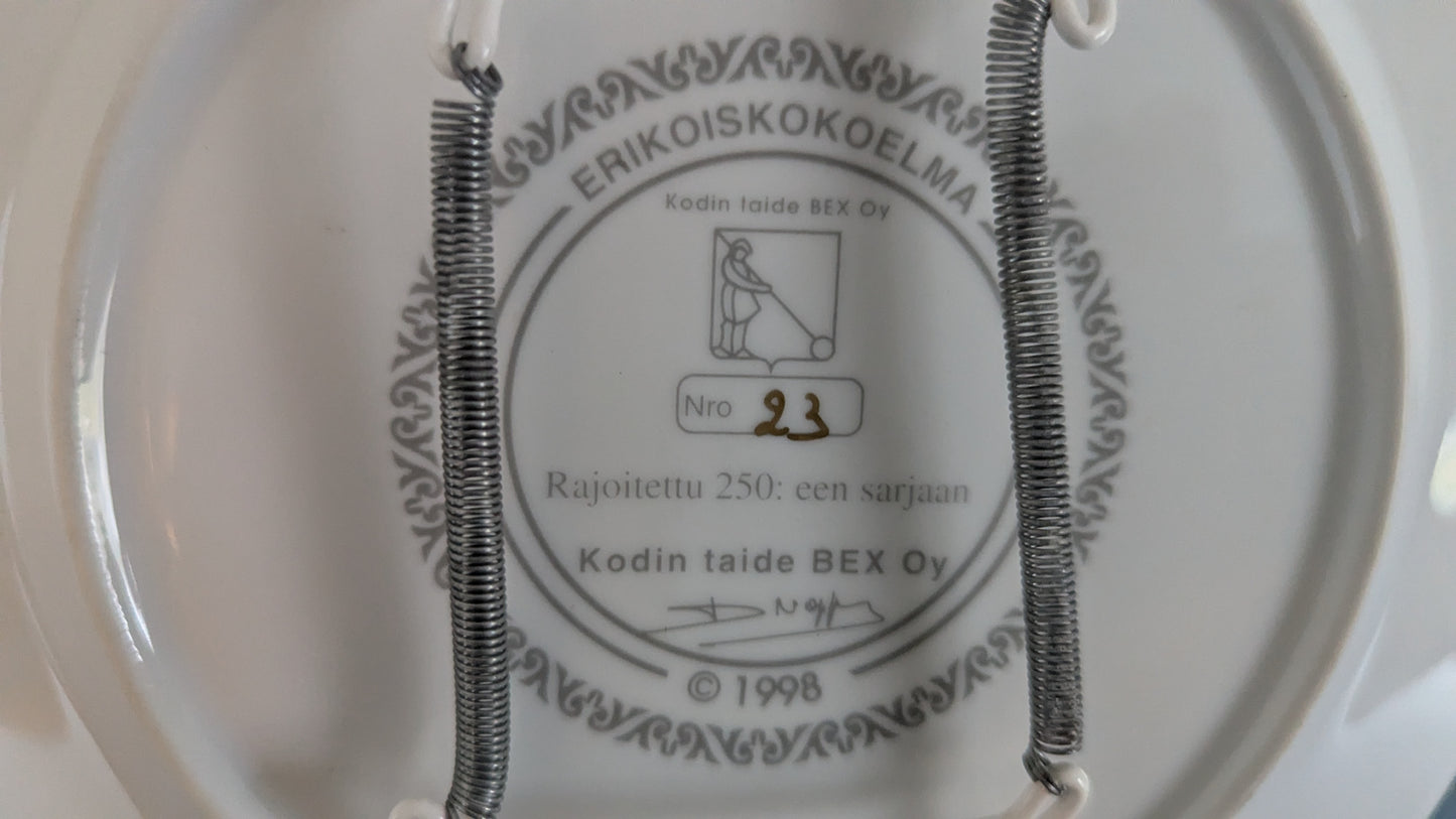 Kodin Taide BEX Oy - Oulu, Kirkkokadun Kulma Seinälautanen (1998, 23/250)