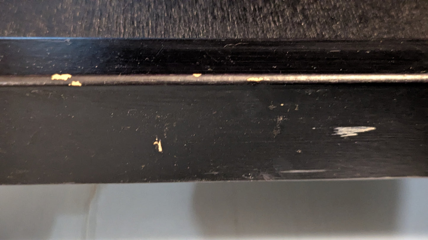 Musta Puinen Tarjoilukärry Lehtitelineellä