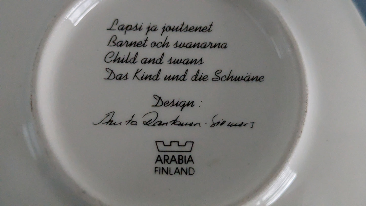 Arabia Lapsi ja Joutsenet Seinälautanen (Anita Rantanen-Siewers)