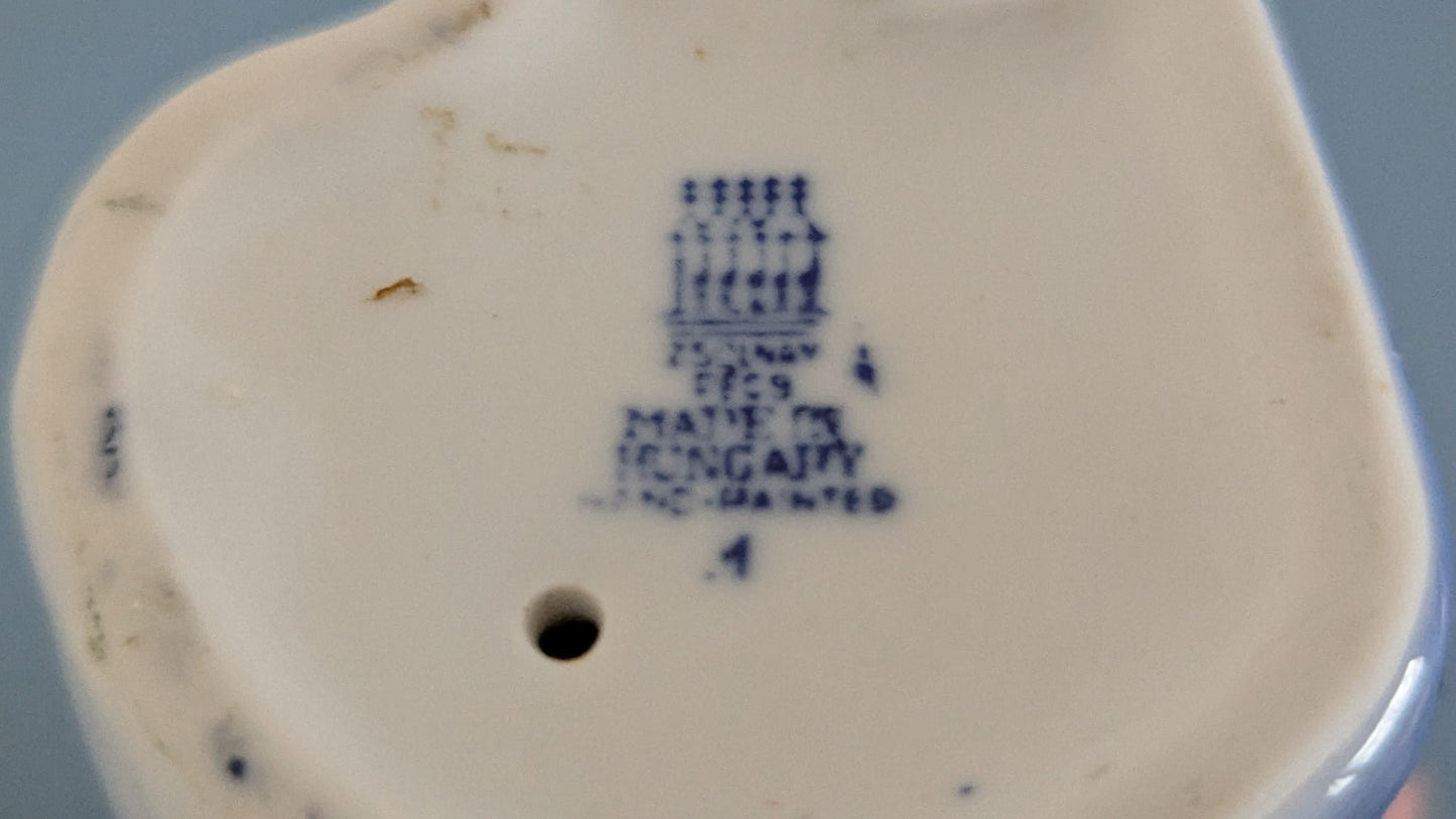 Zsolnay - Istuva Lapsi Figuuri (András Sinkó)