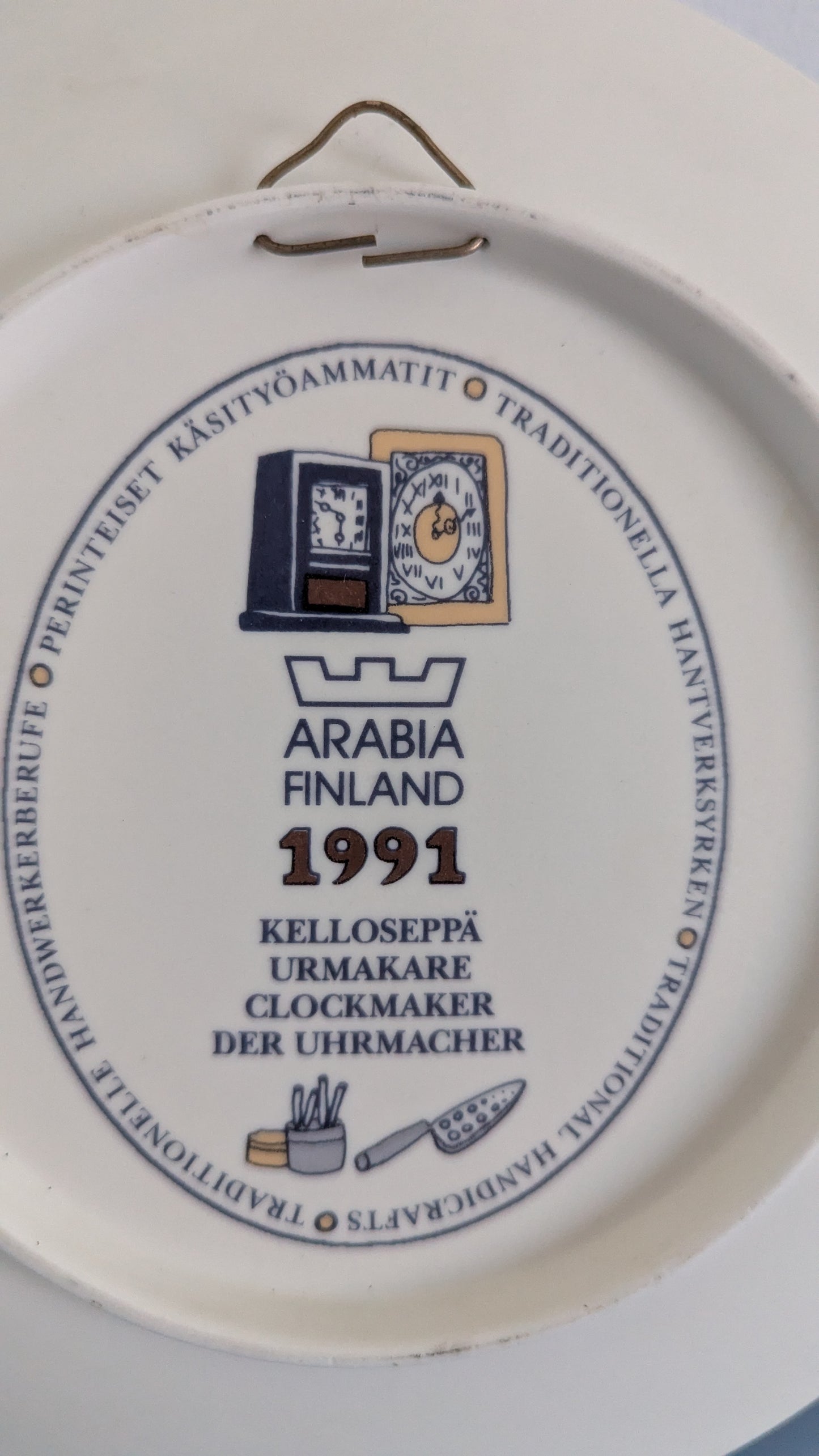 Arabia Perinteiset Käsityöammatit - Kelloseppä Seinälautanen (1991, Pekka Paikkari)