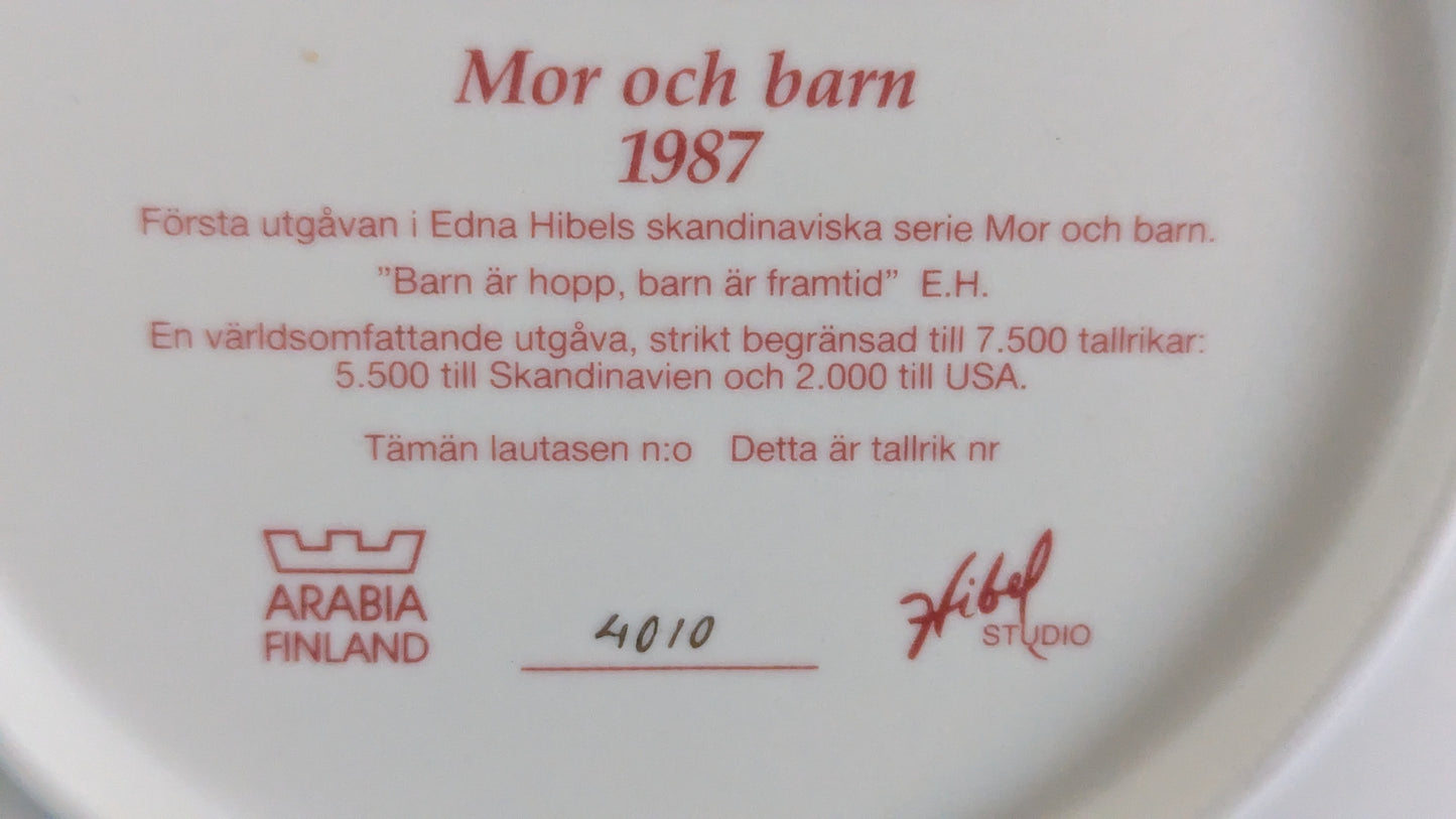 Arabia Äiti ja Lapsi Seinälautanen (1987, Numeroitu, Edna Hibel)