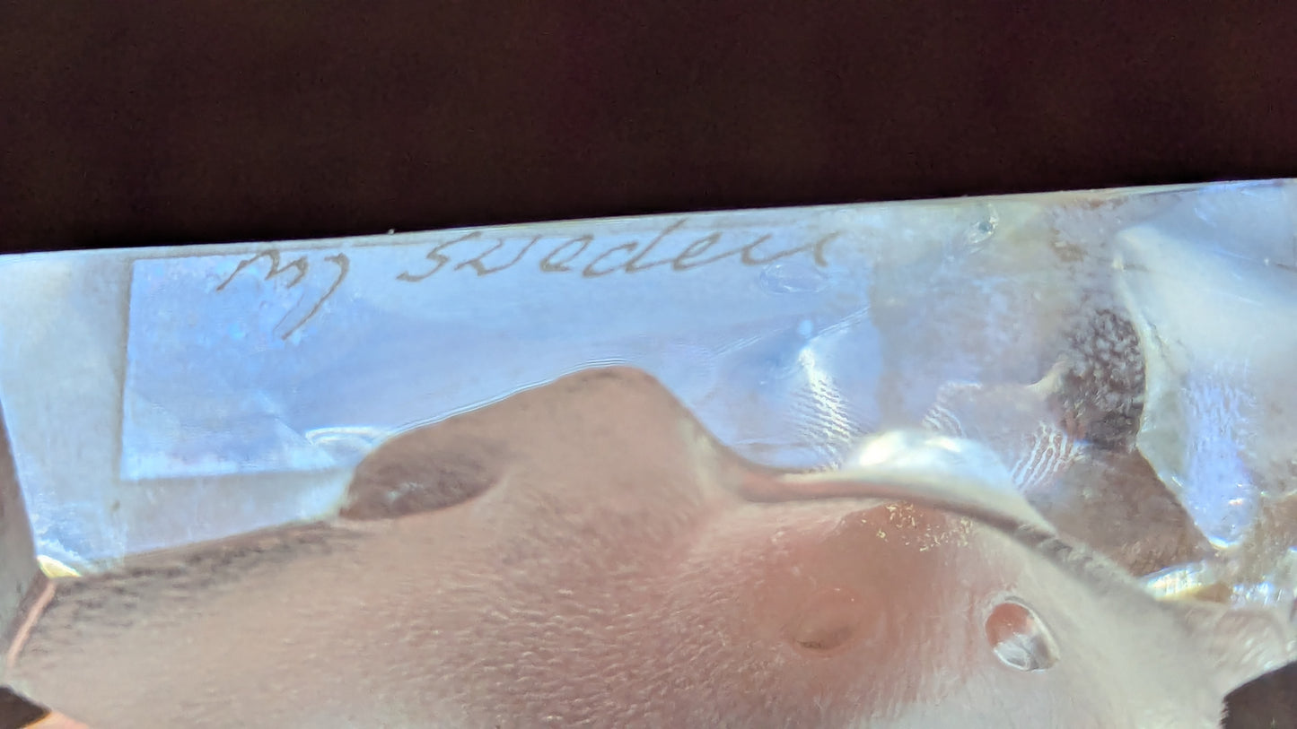Målerås Glasbruk - Kuutti Paperipaino / Figuuri (Signeerattu, Mats Jonasson)