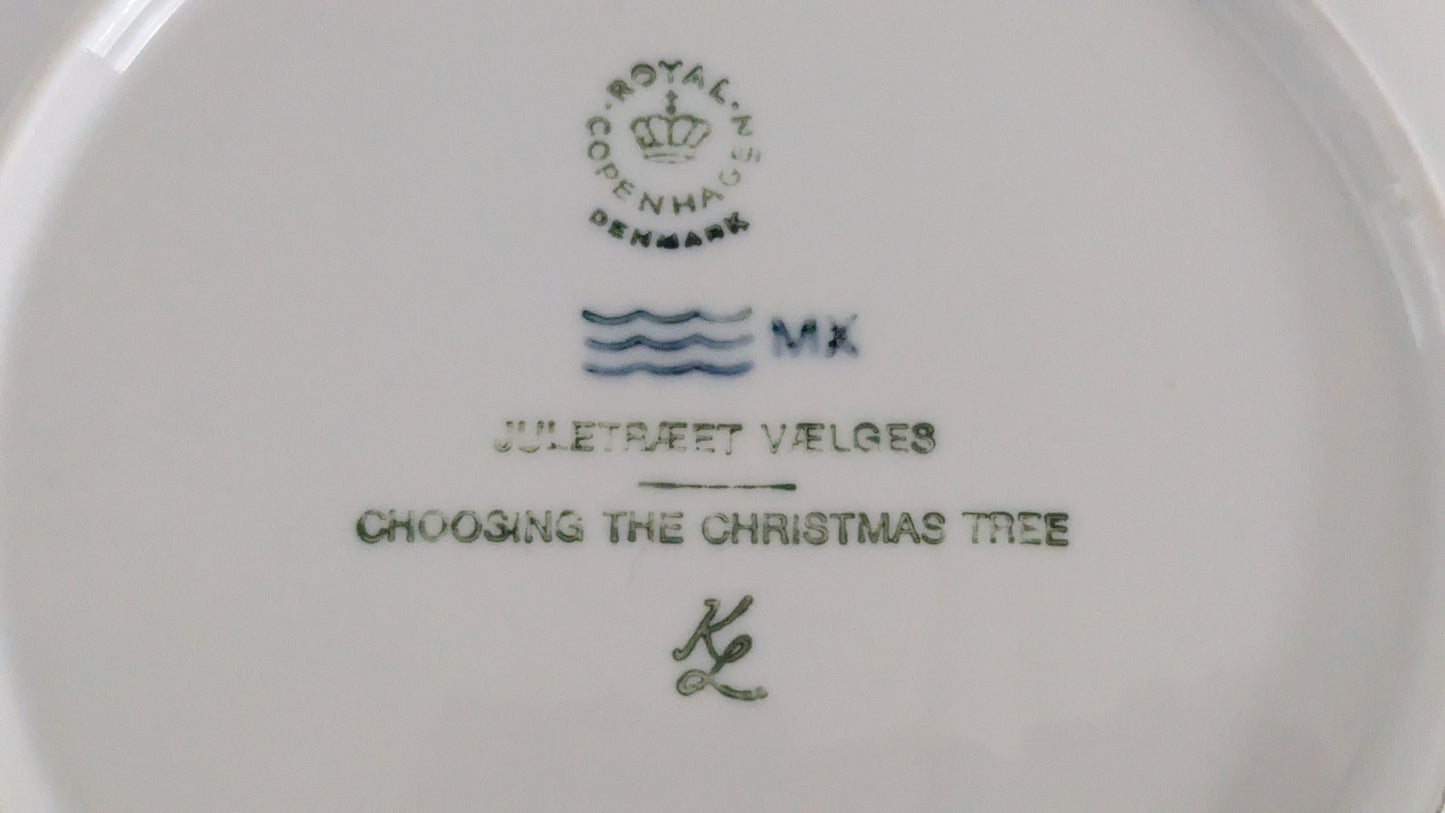 Royal Copenhagen - Choosing The Christmas Tree Joululautanen 1979 (Kaj Lange)