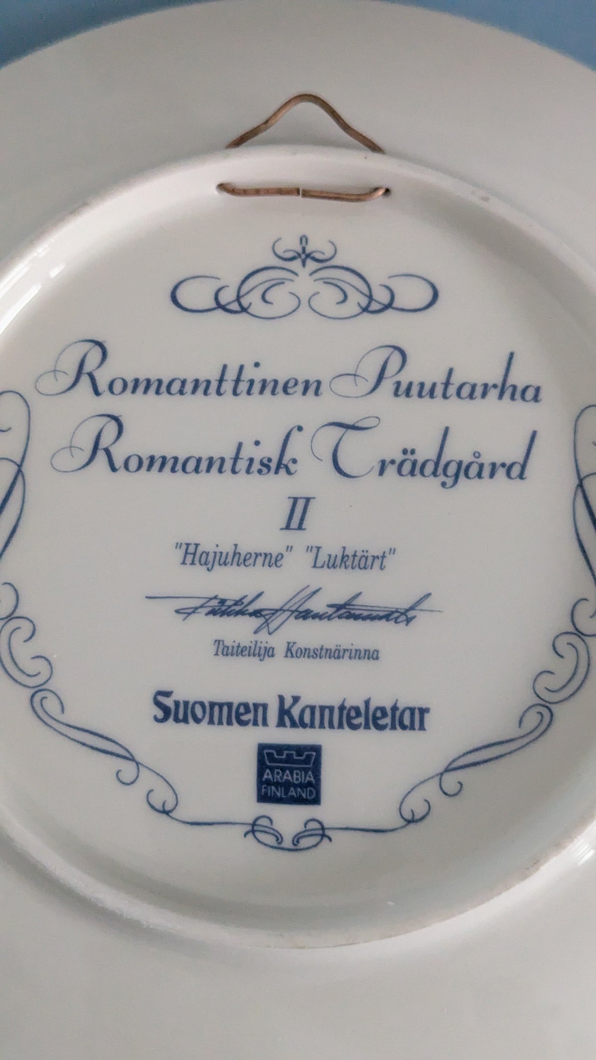 Arabia Romanttinen Puutarha - Hajuherne Seinälautanen (Riikka Hautamäki)