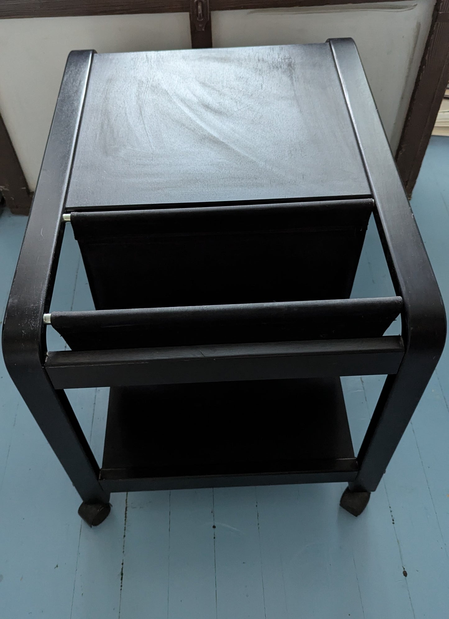 Musta Puinen Tarjoilukärry Lehtitelineellä