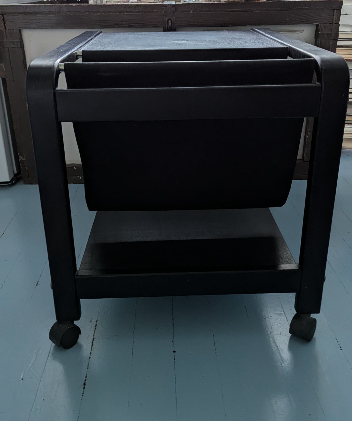 Musta Puinen Tarjoilukärry Lehtitelineellä