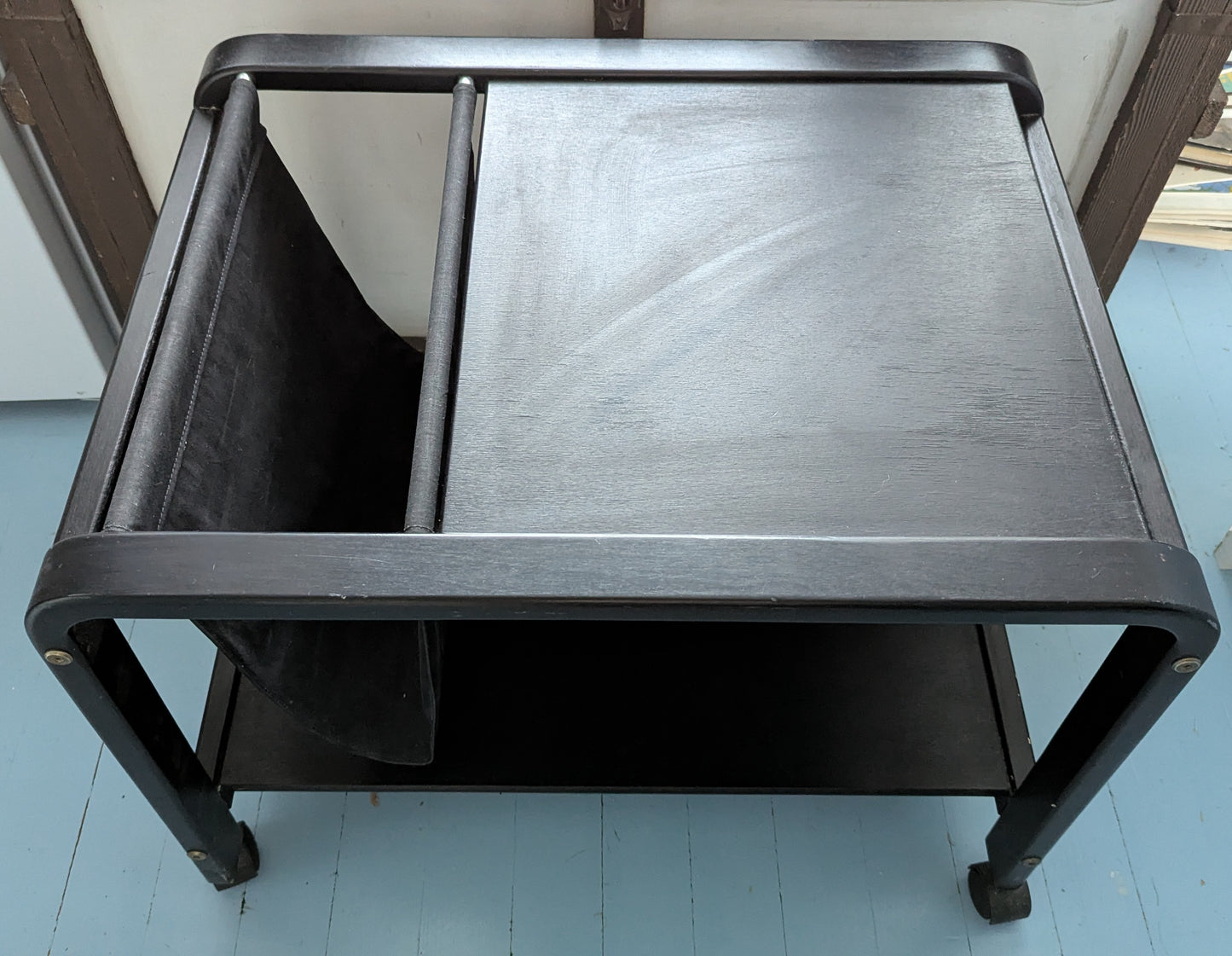 Musta Puinen Tarjoilukärry Lehtitelineellä