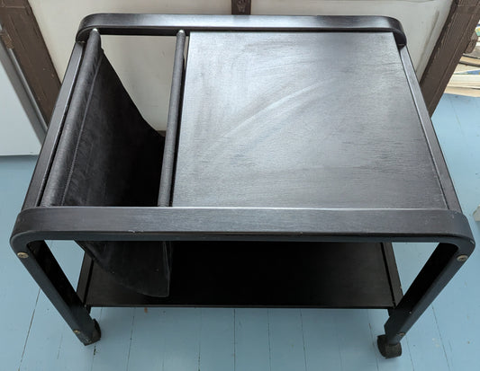 Musta Puinen Tarjoilukärry Lehtitelineellä