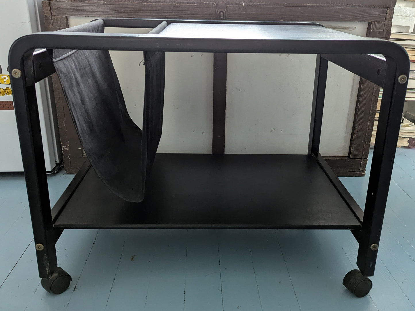 Musta Puinen Tarjoilukärry Lehtitelineellä