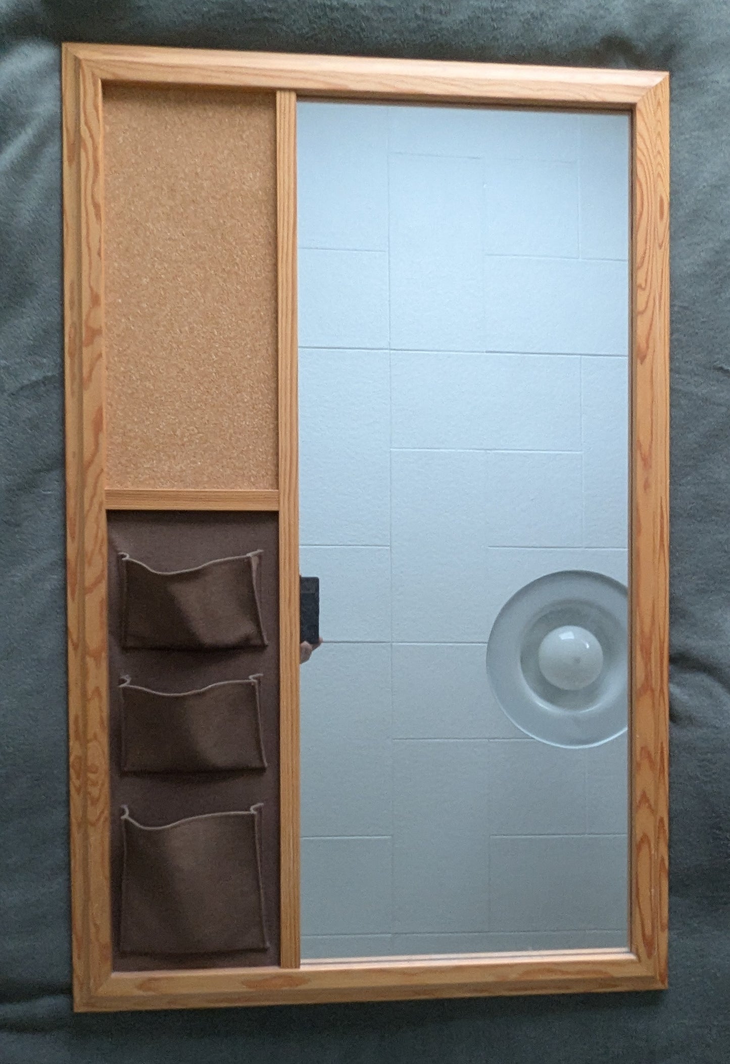 Mäkisen Kuvastin - Seinäpeili Säilytystaskuilla ja Ilmoitustaululla (1981)