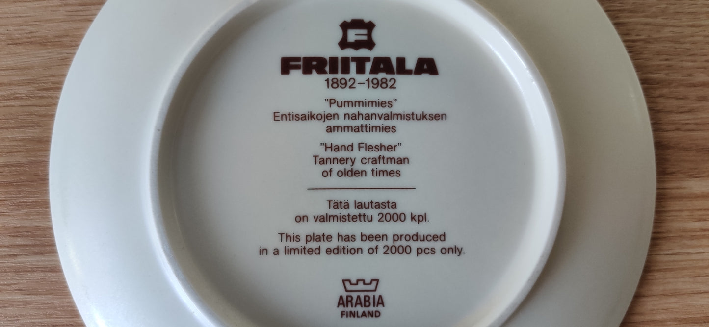 Arabia Friitala Pummimies Seinälautanen (Valmistettu 2000kpl)