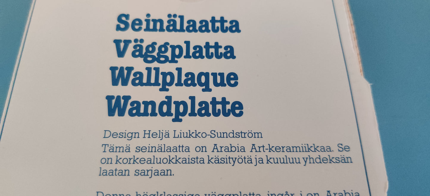 Arabia Matto Tuulettuu Seinälaatta (1984, Heljä Liukko-Sundström)