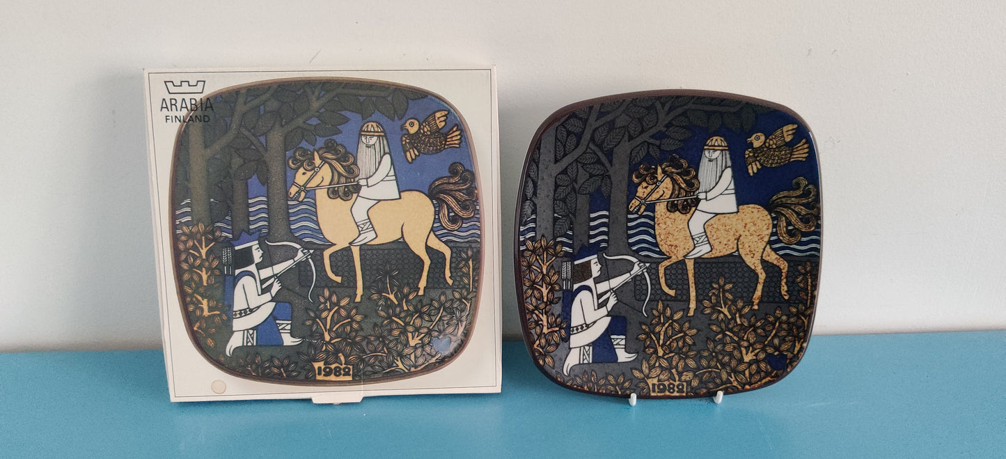 Arabia Kalevala Vuosilautanen 1982 (Alk. Paketissa, Raija Uosikkinen)