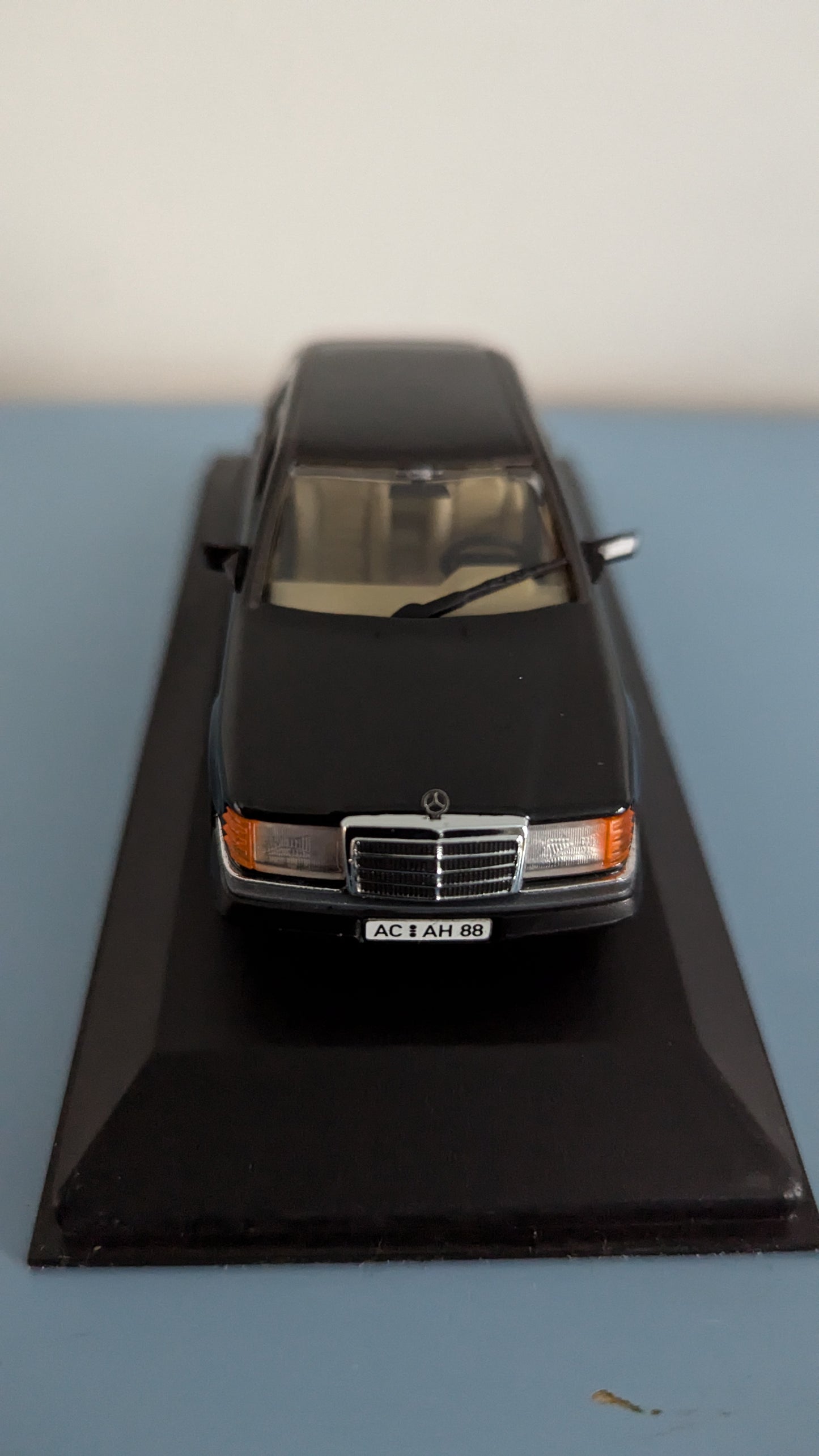 MiniChamps - Mercedes-Benz 300 E (Alkuperäisessä Paketissa)