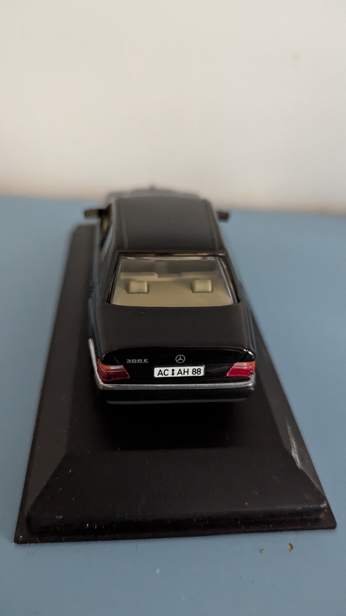 MiniChamps - Mercedes-Benz 300 E (Alkuperäisessä Paketissa)