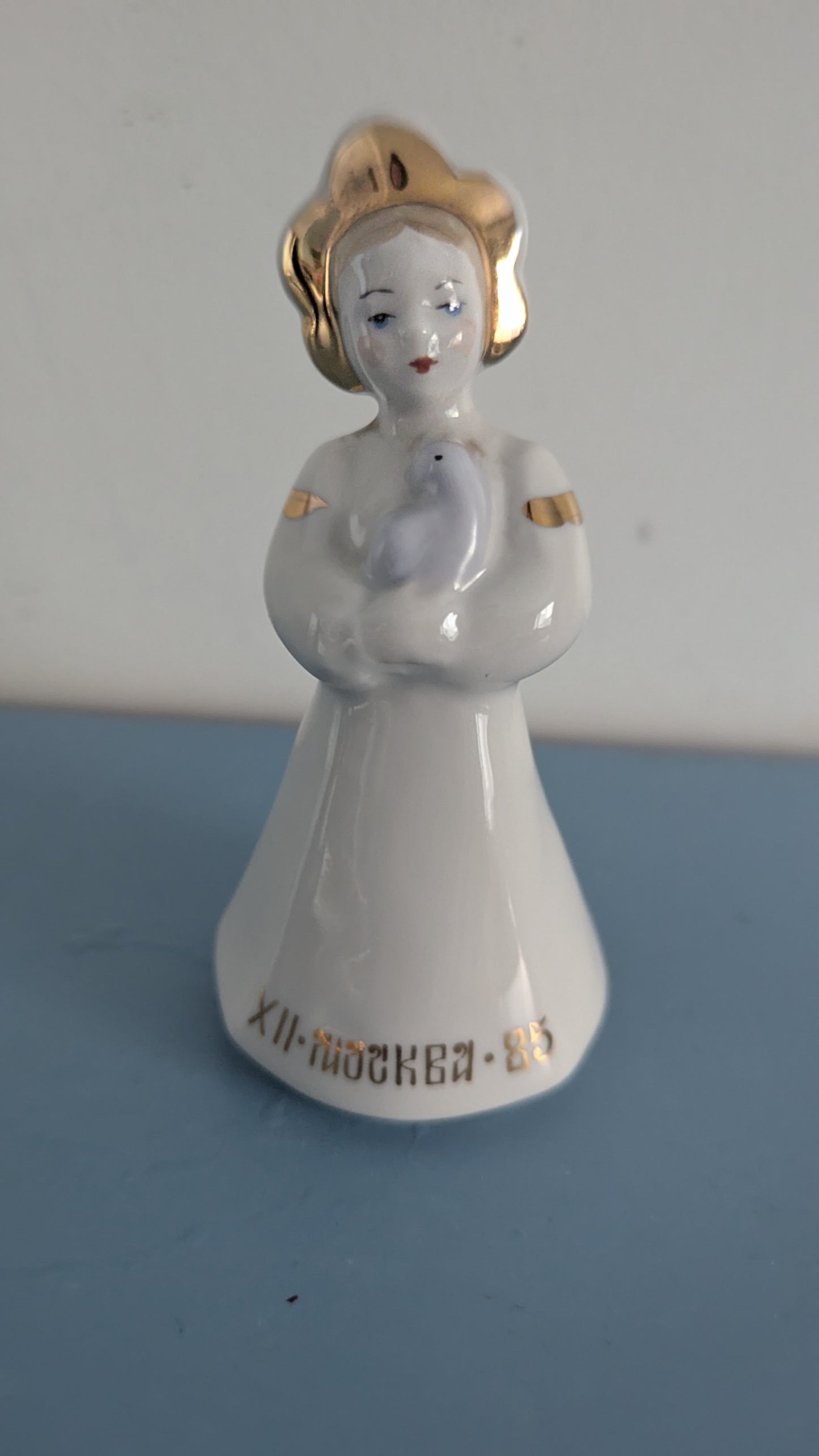 Dulevo - Tyttö ja Kyyhky Figuuri (1985)