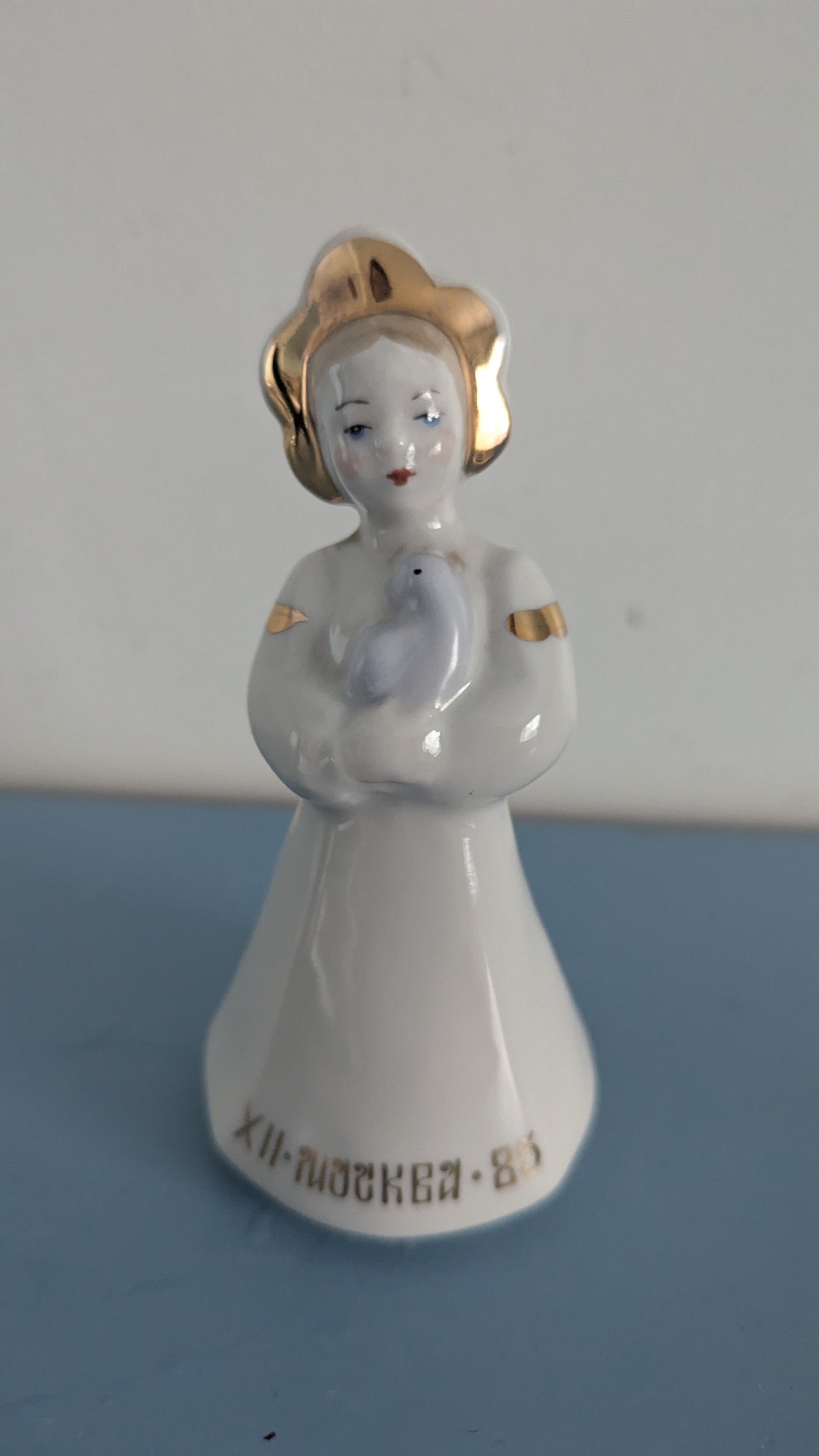 Dulevo - Tyttö ja Kyyhky Figuuri (1985)