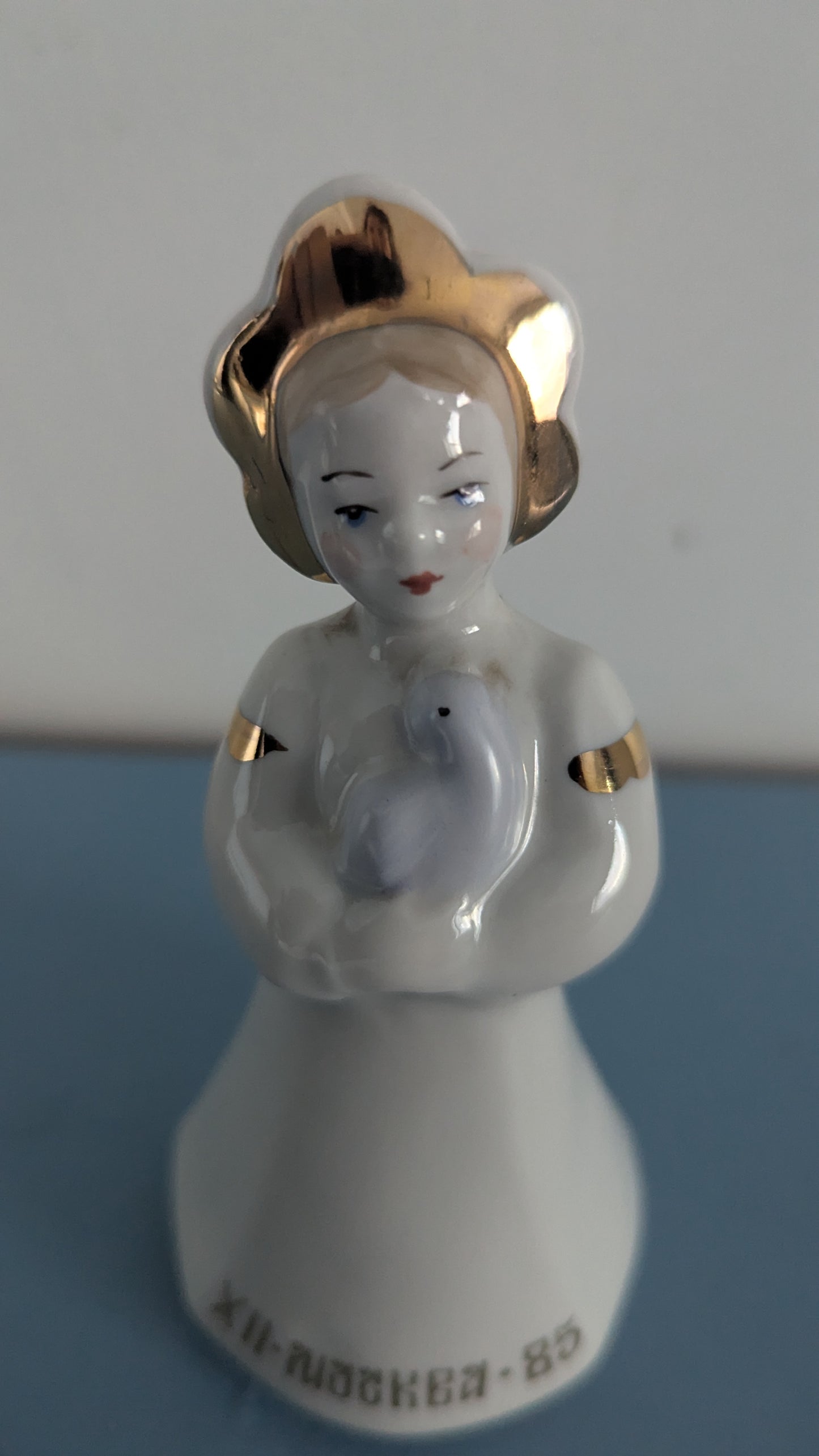 Dulevo - Tyttö ja Kyyhky Figuuri (1985)