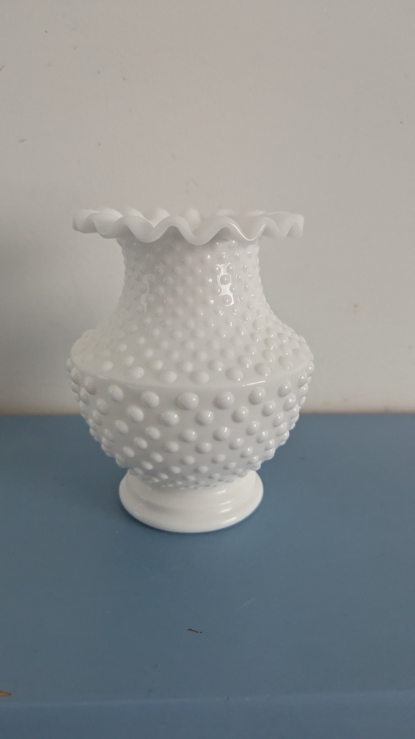 Fenton - Hobnail Milk Glass Maljakko (1960-1970-luku)