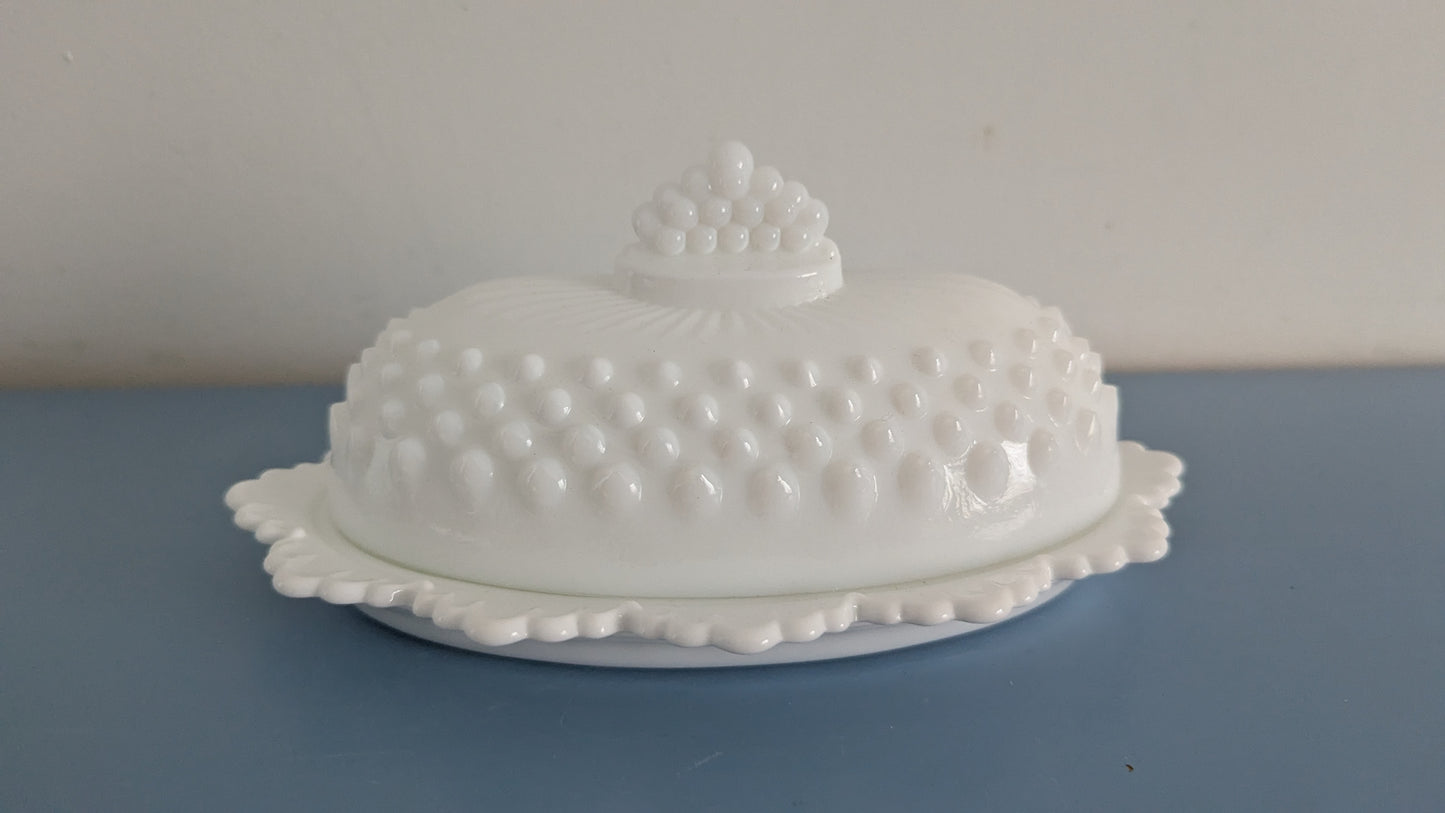 Fenton - 3777 Hobnail Milk Glass Voirasia (1957-1971)