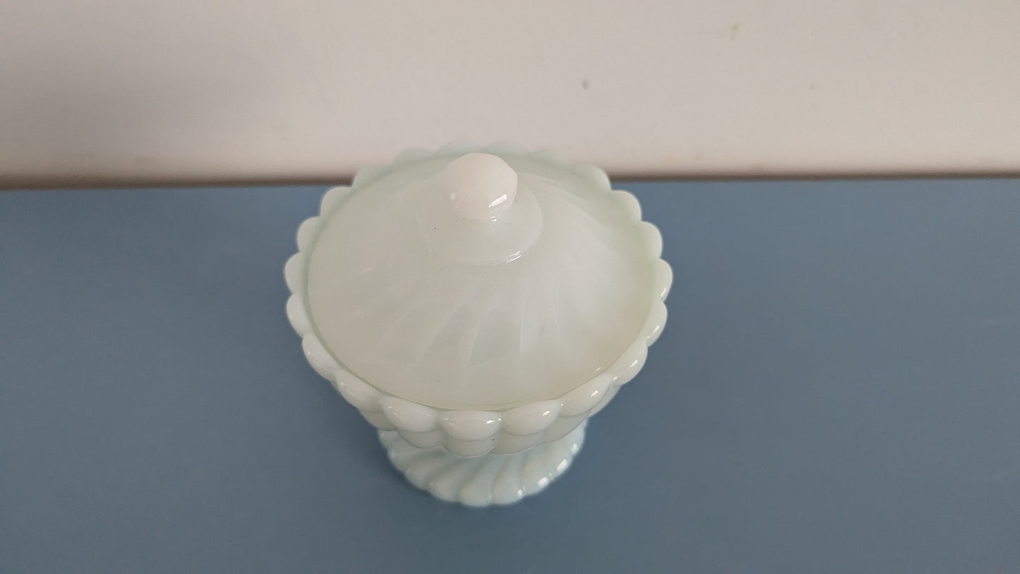 Ranskalainen 1900-alkupuolen Makeisastia (Maitolasia)