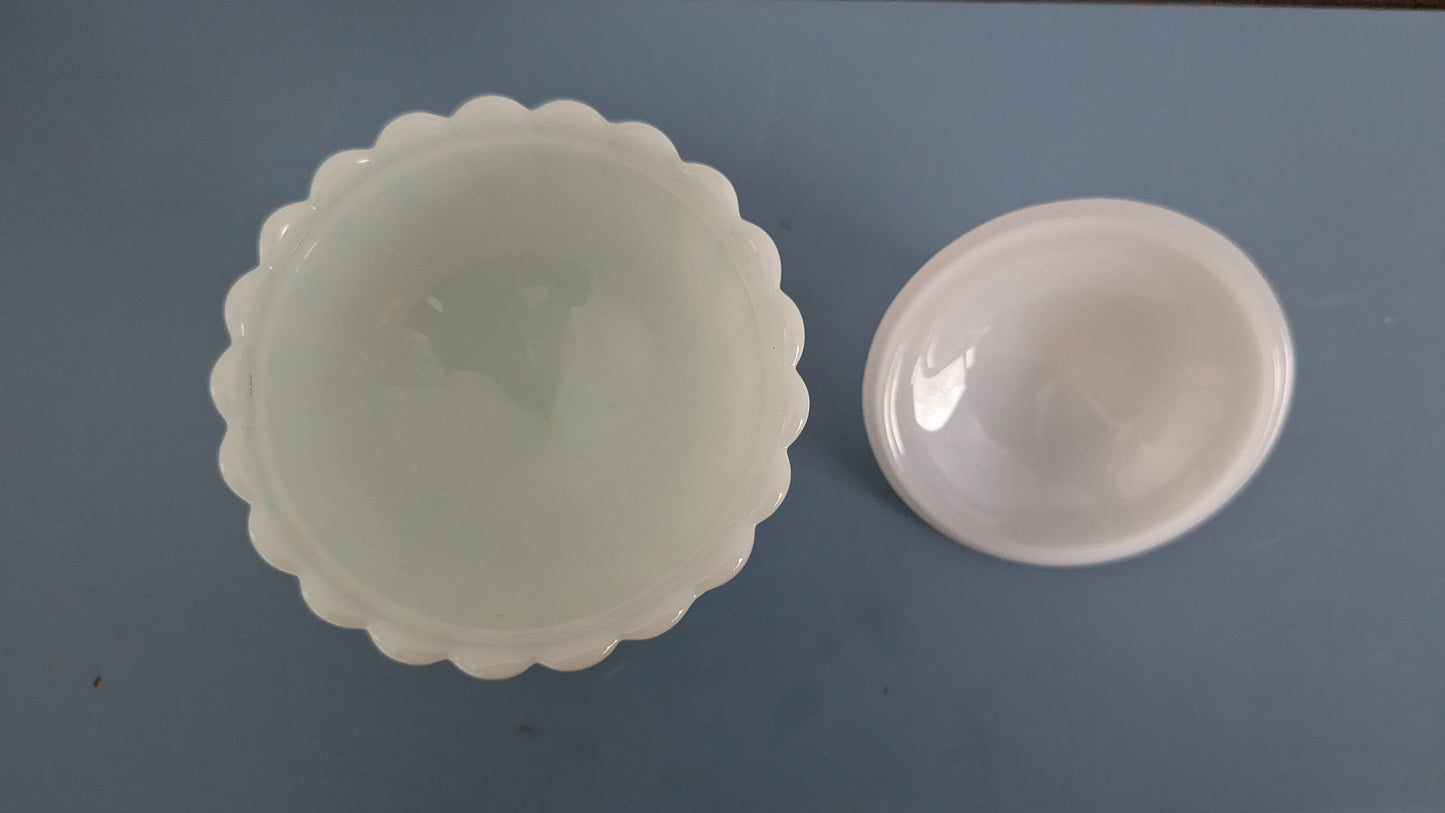 Ranskalainen 1900-alkupuolen Makeisastia (Maitolasia)