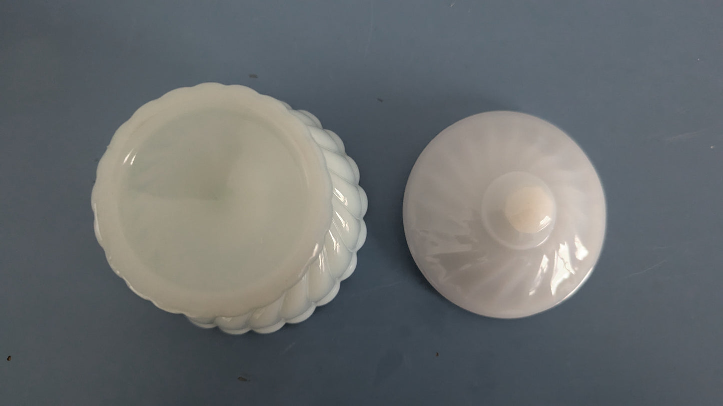 Ranskalainen 1900-alkupuolen Makeisastia (Maitolasia)