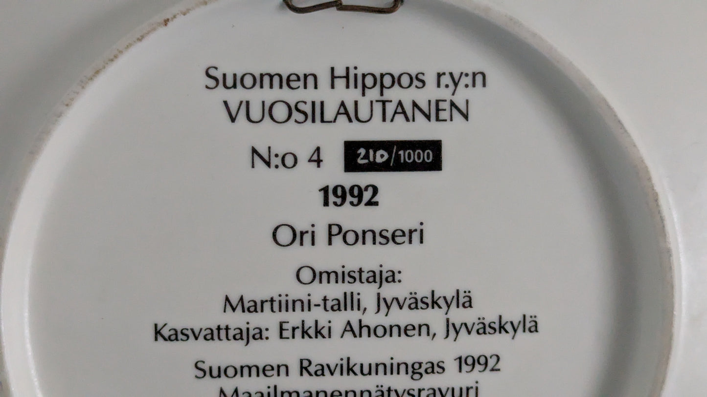 Arabia Ravikuningas Ponseri Suomen Hippos Seinälautanen Nro 4 (1992)