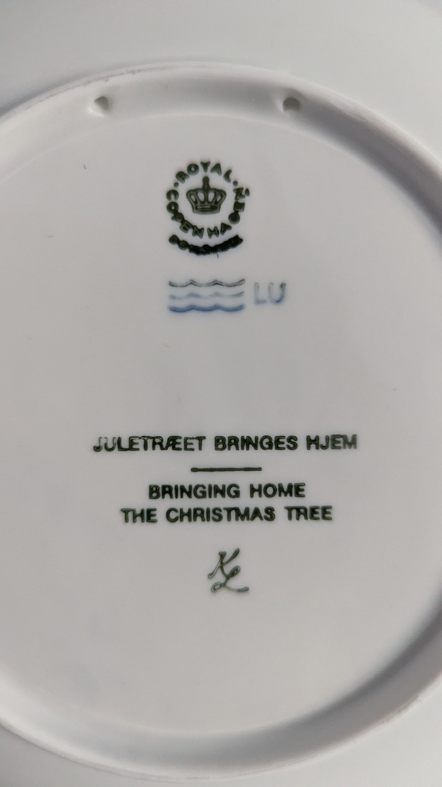 Royal Copenhagen - Bringing Home The Christmas Tree Joululautanen 1980 (Kaj Lange)