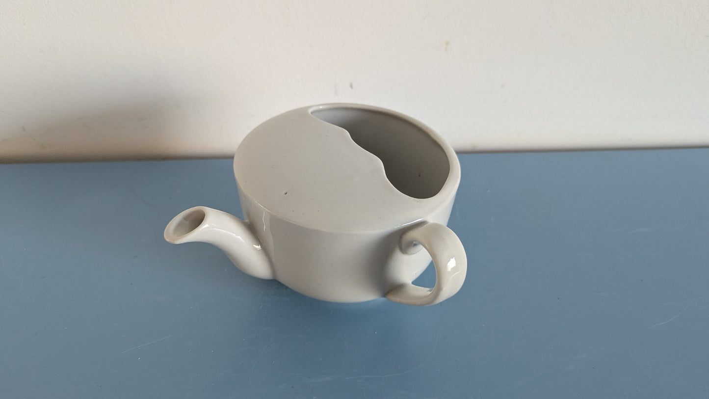 Arabia - Sairaansyöttökannu (1940-1970-luku)