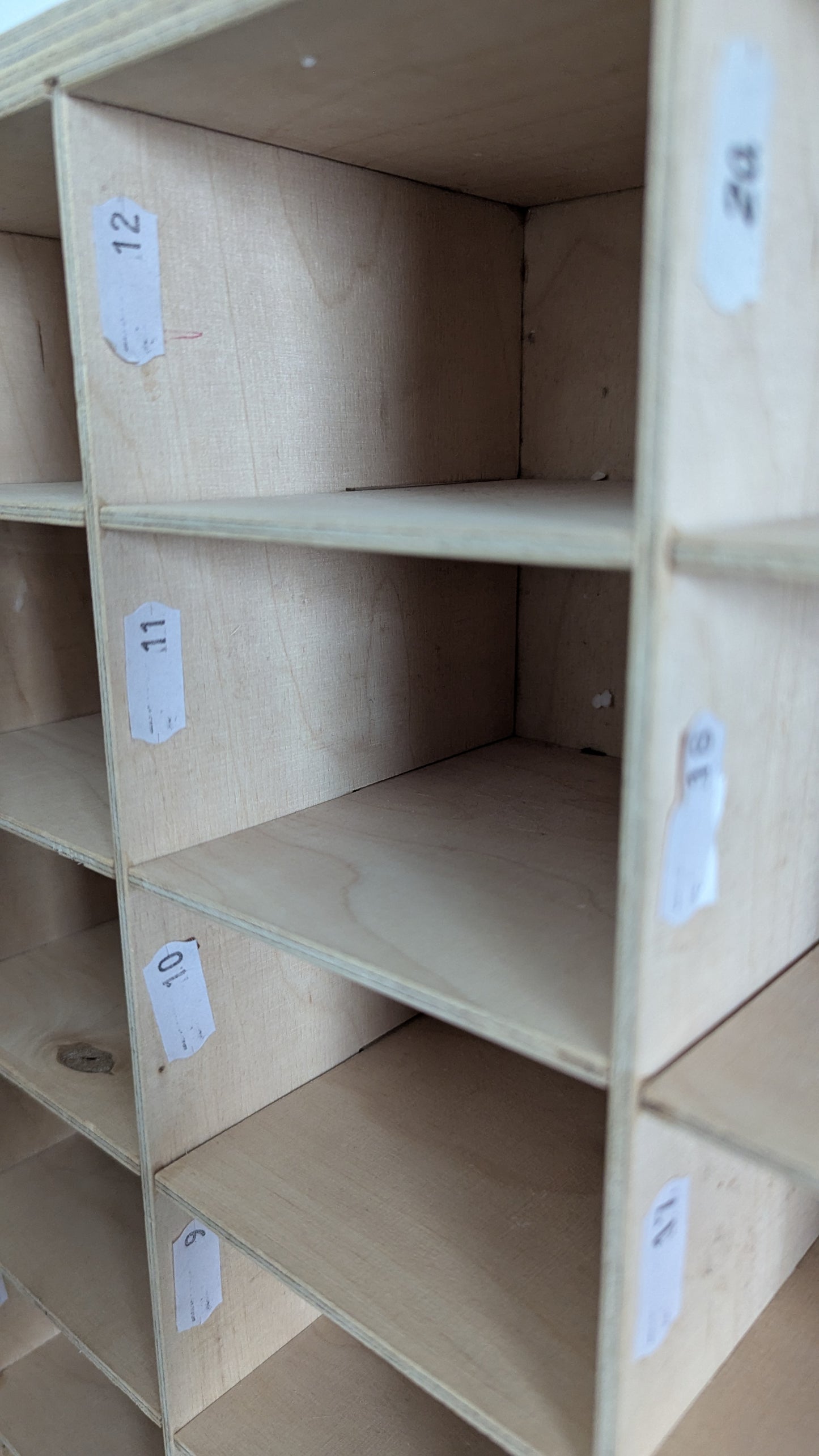 Puinen Lokerikko / Lokerikkokaappi (28-lokerikkoa)