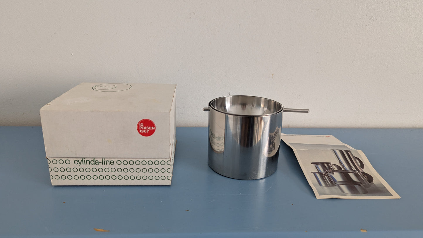 Stelton - Cylinda-Line Tuhka-astia (1967, Arne Jacobsen, Alk. Pakkauksessa)
