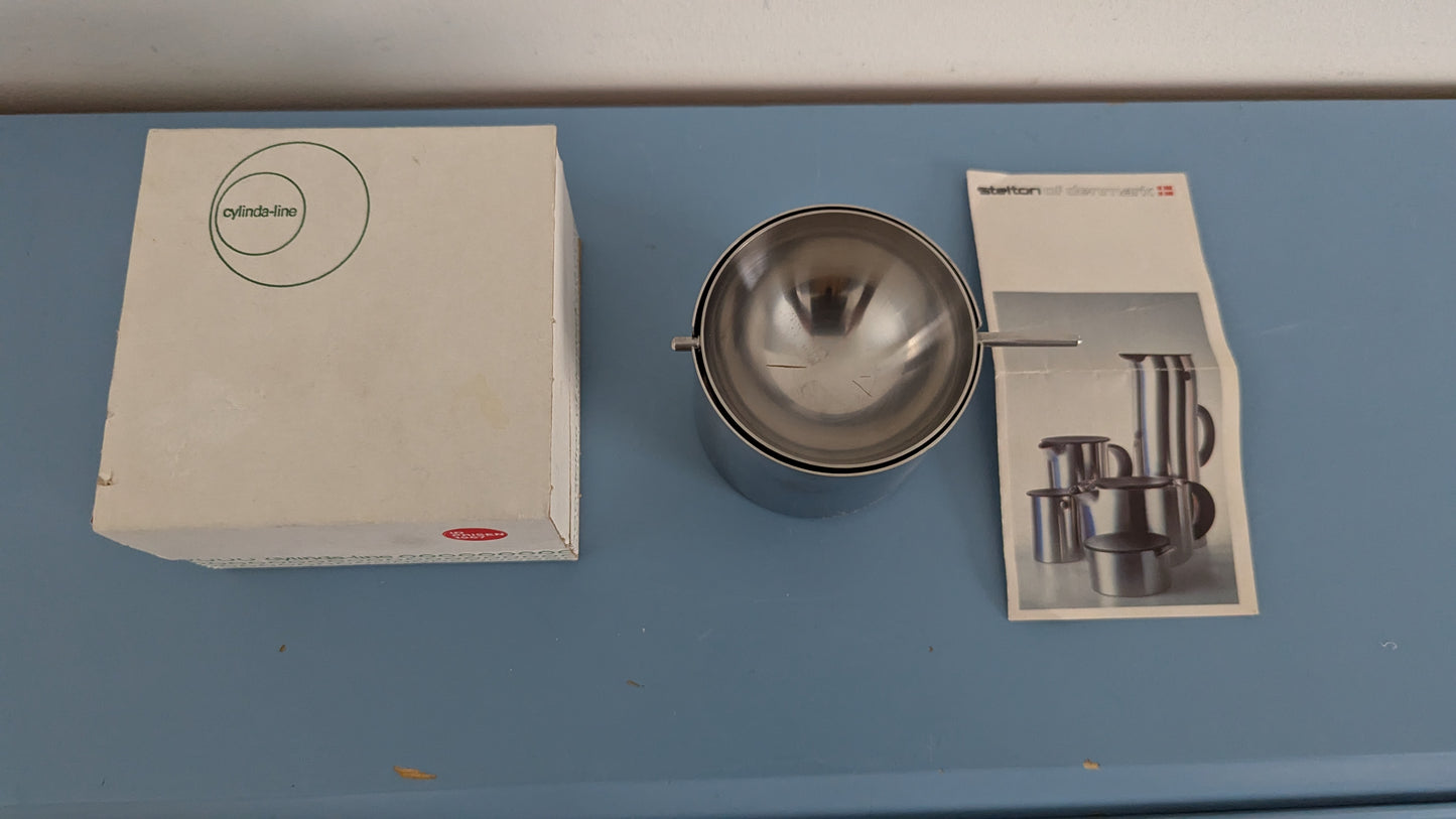 Stelton - Cylinda-Line Tuhka-astia (1967, Arne Jacobsen, Alk. Pakkauksessa)