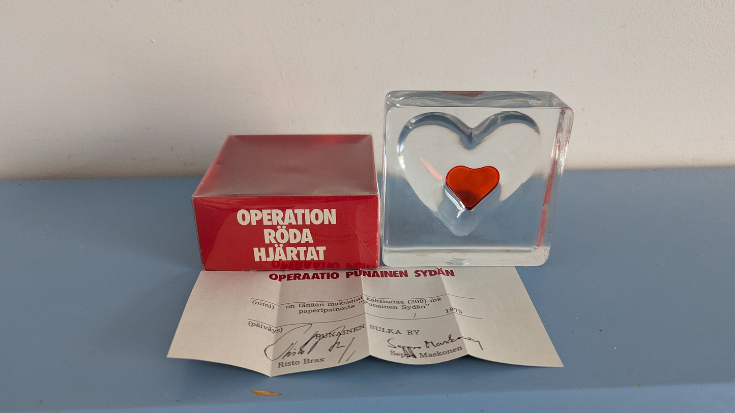 Riihimäen Lasi Punainen Sydän Paperipaino (1975, Alkuperäisessä Paketissa)