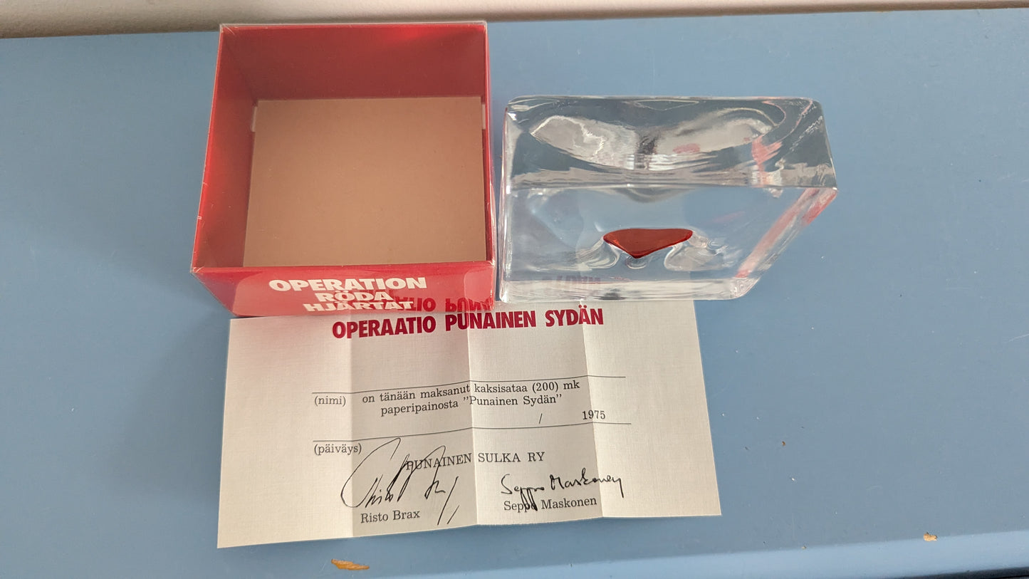 Riihimäen Lasi Punainen Sydän Paperipaino (1975, Alkuperäisessä Paketissa)
