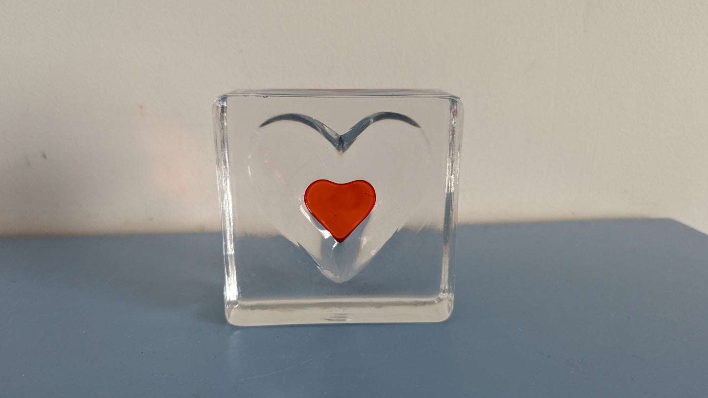 Riihimäen Lasi Punainen Sydän Paperipaino (1975, Alkuperäisessä Paketissa)