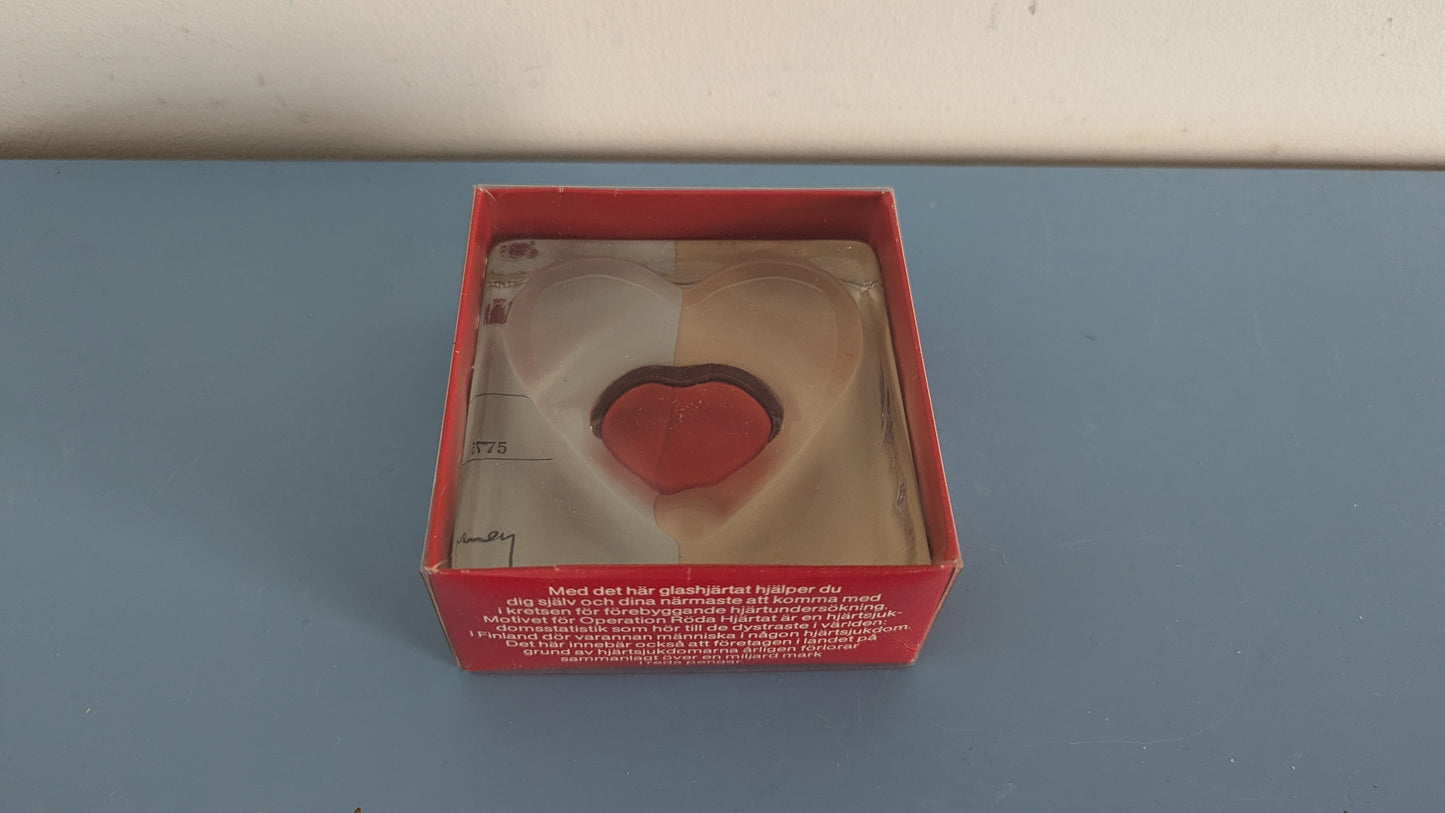 Riihimäen Lasi Punainen Sydän Paperipaino (1975, Alkuperäisessä Paketissa)