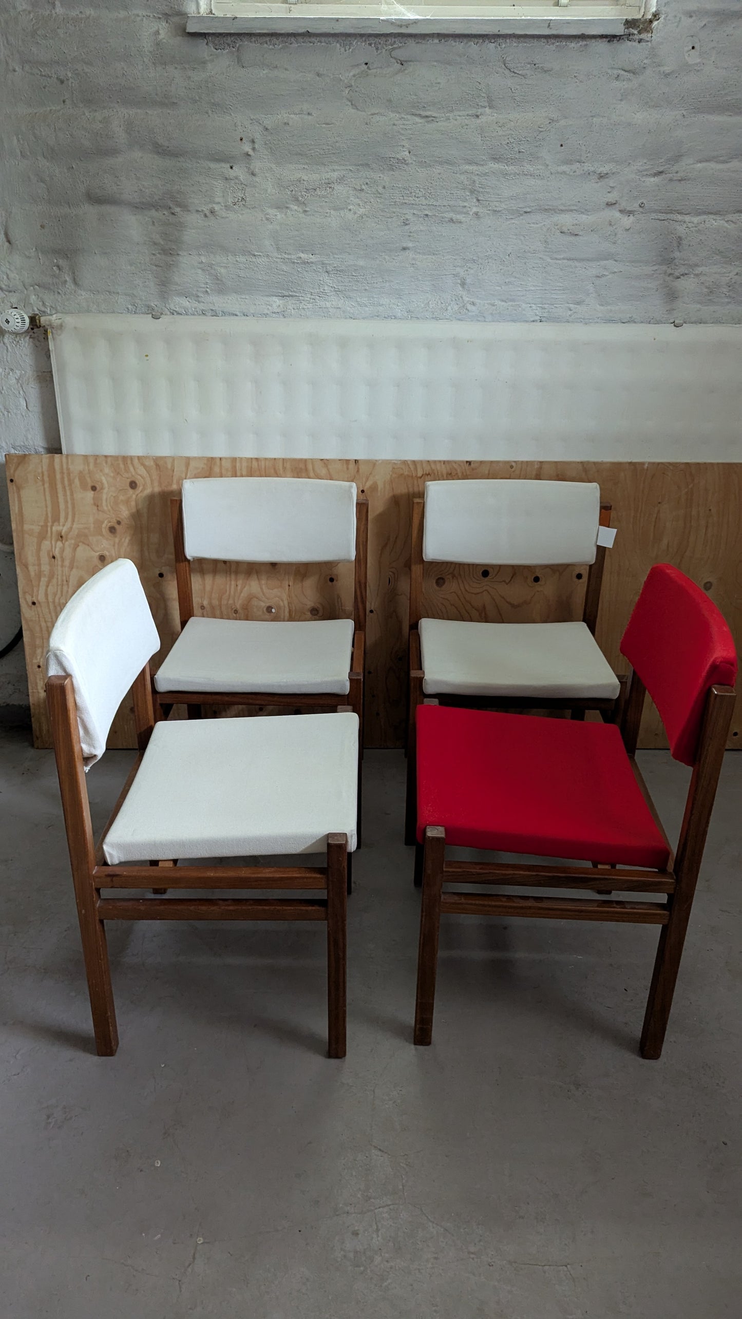 Isku - Julkisen Tilan Tuoli (4kpl, 3 Valkoista ja 1 Punainen)