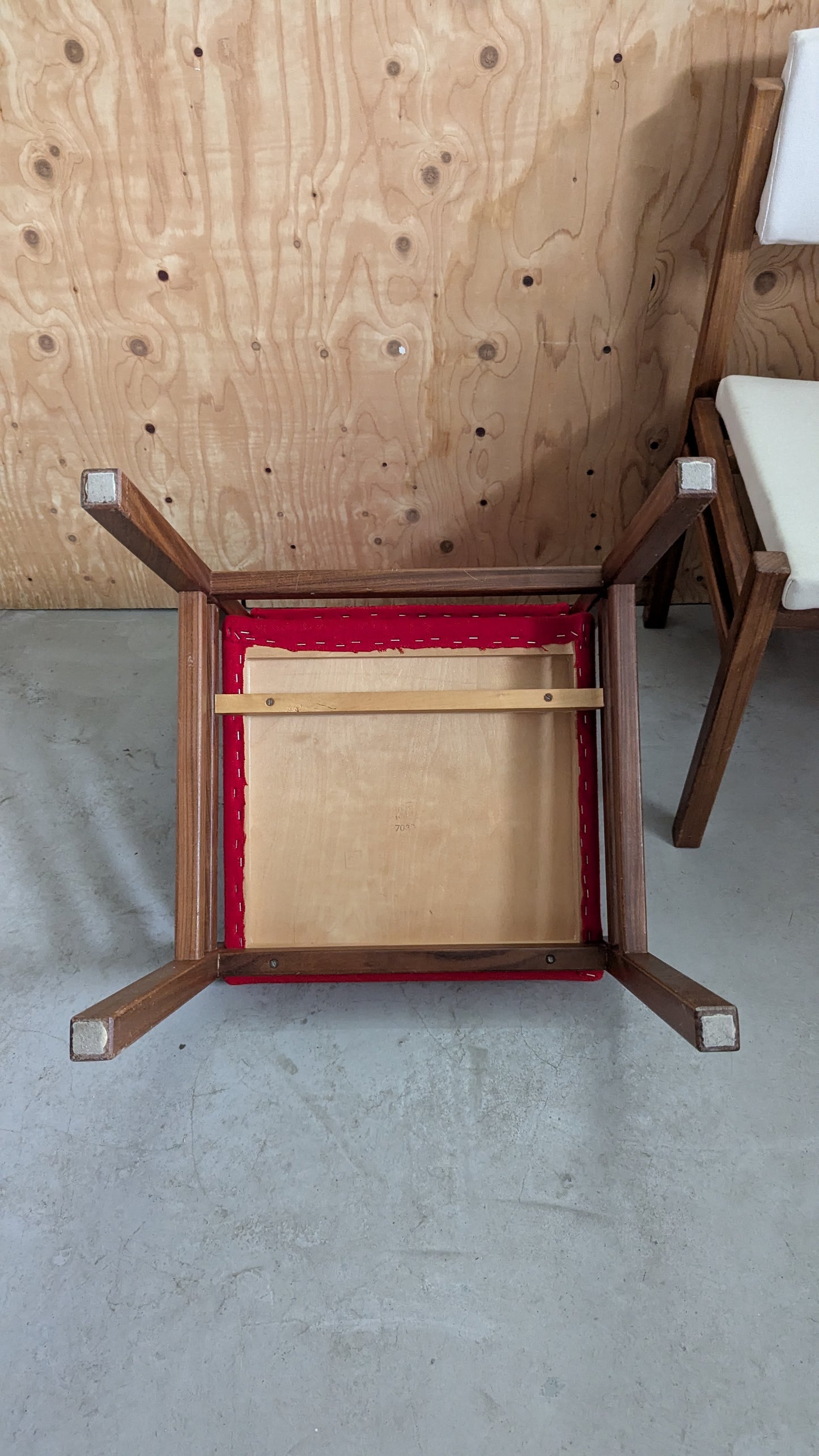 Isku - Julkisen Tilan Tuoli (4kpl, 3 Valkoista ja 1 Punainen)