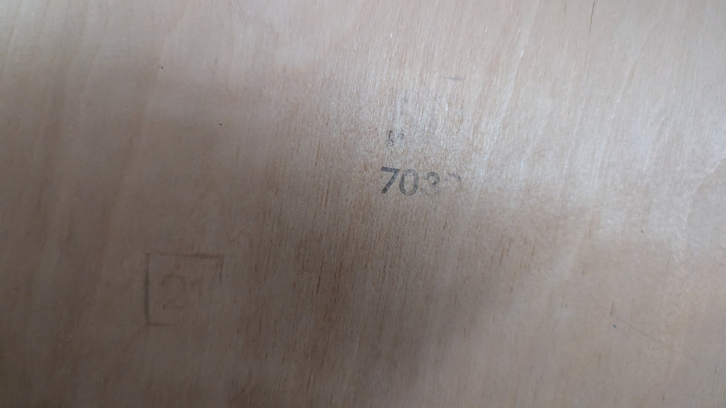 Isku - Julkisen Tilan Tuoli (4kpl, 3 Valkoista ja 1 Punainen)