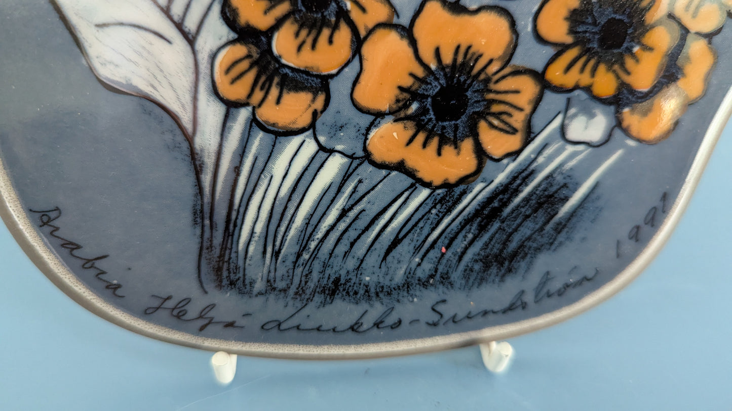 Arabia Mustat Silmät Seinälaatta (1991, Heljä Liukko-Sundström)