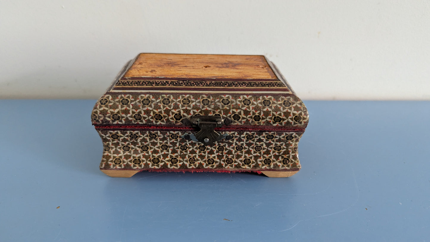 Vanha Persialaistyylinen Korurasia / Puurasia (Sisällä Kangaspäällyste)